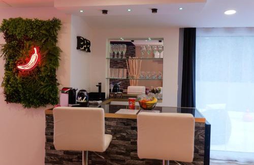 La Penne-sur-Huveaune Cama Y Desayuno | Loveroom de charme avec jacuzzi et sauna