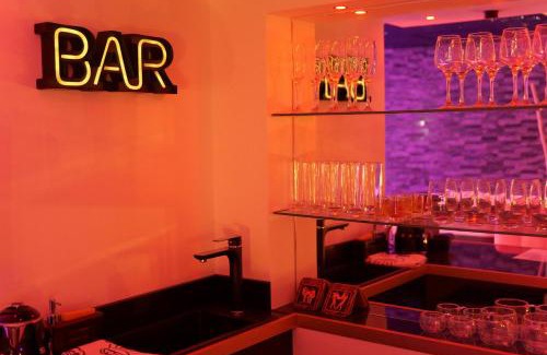 La Penne-sur-Huveaune Cama Y Desayuno | Loveroom de charme avec jacuzzi et sauna