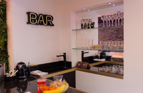 La Penne-sur-Huveaune Cama Y Desayuno | Loveroom de charme avec jacuzzi et sauna