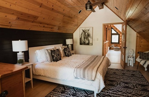 Mariposa Casa | Lovers nest by Casa Oso with hiking trails/pond