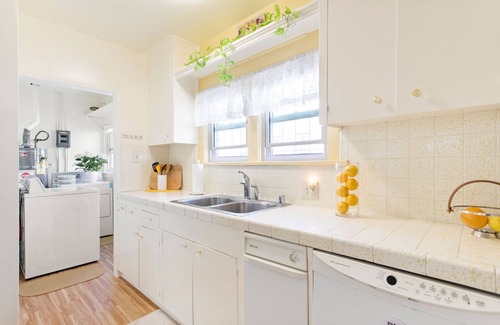 View Park-Windsor Hills Casa | Lovingly Restored Bungalow located near SOFI Stadium.