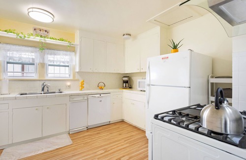 View Park-Windsor Hills Casa | Lovingly Restored Bungalow located near SOFI Stadium.