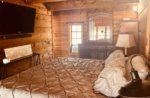 Camden Condominio | Low April nightly rate. sleeps 4 with boat dock on TN River/KY Lake
