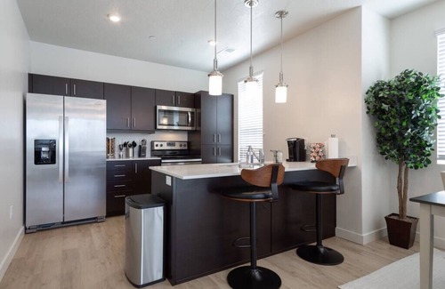 Orem North Apartamento | Chic Canvas Suites