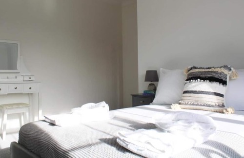 Maidenhead Casa | Low Cost, Fully Sanitised 5 Bed & Parking