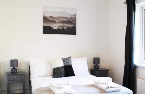 Maidenhead Casa | Low Cost, Fully Sanitised 5 Bed & Parking