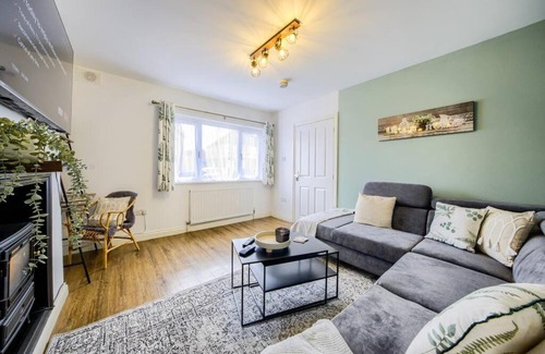 Acresford Casa | LOW rate for a 4-Bedroom House in Coventry with Free Unlimited Wi-fi 2 Car Parking 53 QMC