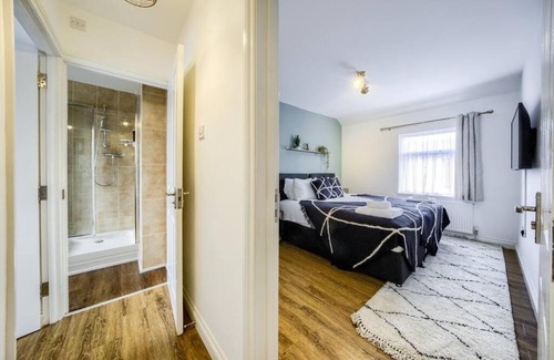 Acresford Casa | LOW rate for a 4-Bedroom House in Coventry with Free Unlimited Wi-fi 2 Car Parking 53 QMC