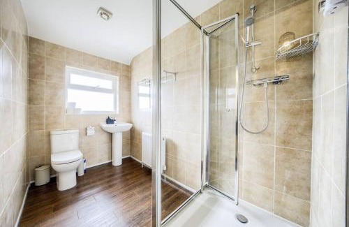 Acresford Casa | LOW rate for a 4-Bedroom House in Coventry with Free Unlimited Wi-fi 2 Car Parking 53 QMC