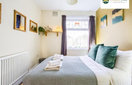 Acresford Apartamento | LOW RATE this season for 5 BR House with 2 Baths- Coventry Near Birmingham By Passionfruit Properties With free Netflix Wi-Fi by A45 - THL