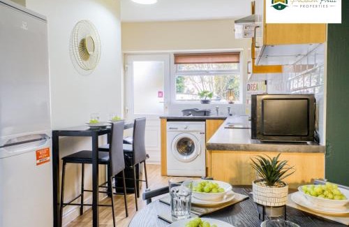 Acresford Apartamento | LOW RATE this season for 5 BR House with 2 Baths- Coventry Near Birmingham By Passionfruit Properties With free Netflix Wi-Fi by A45 - THL