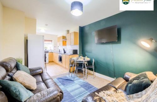 Acresford Apartamento | LOW RATE this season for 5 BR House with 2 Baths- Coventry Near Birmingham By Passionfruit Properties With free Netflix Wi-Fi by A45 - THL