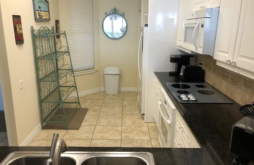 Navarre Beach Condominio | Hermoso frente a la playa, la piscina más grande, servicio de playa provisto por un nuevo vendedor.