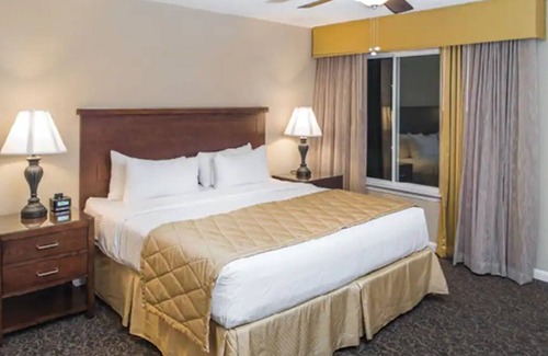 Berkeley Complejo | Low Rates for The Historic Powhatan Resort