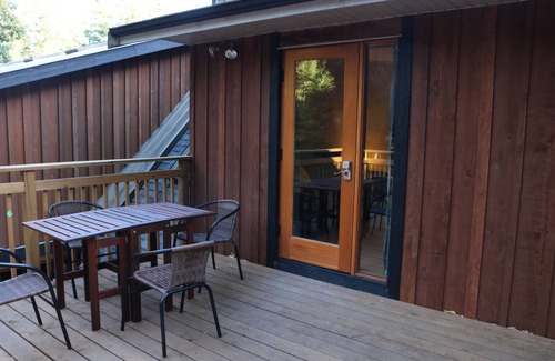 Salt Spring Island Casa | Espectacular casa en el bosque: anexo del comienzo del sendero