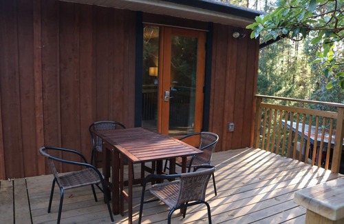 Salt Spring Island Casa | Espectacular casa en el bosque: anexo del comienzo del sendero