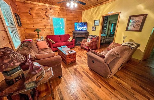 Warrensville Cabina | River Phoenix - 2BR / 1BA Creekside Cabin con WIFI, pozo de fuego y mascotas.