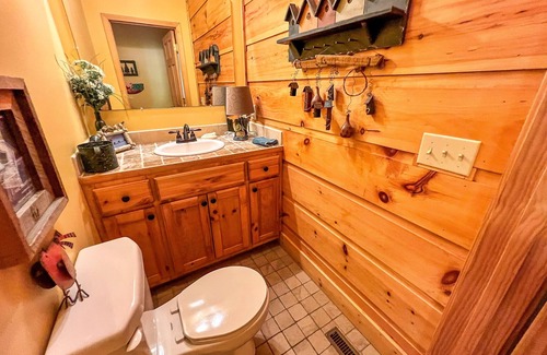 Warrensville Cabina | River Phoenix - 2BR / 1BA Creekside Cabin con WIFI, pozo de fuego y mascotas.