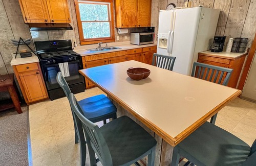 Laurel Springs Cabina | LOW SPRING RATES! Peak Creek Cabin - Creek, Outdoor Space &Wi-Fi