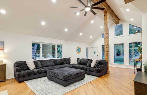 Lowell Casa | Lowell Retreat: Beaver Lake Access & Fire Pit!