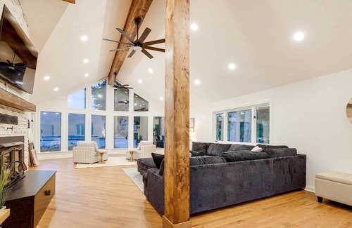 Lowell Casa | Lowell Retreat: Beaver Lake Access & Fire Pit!