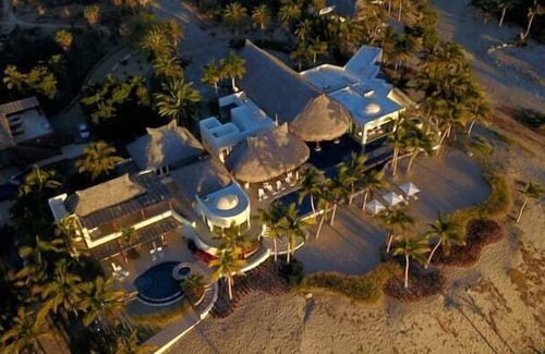 Ensenada Los Muertos Apartamento | Lower Cascada: Ocean view suite with indoor/outdoor showers