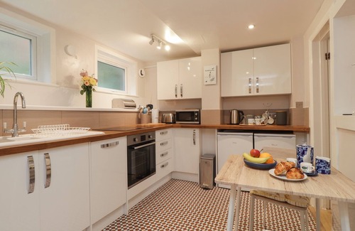Bexhill-on-Sea Cabaña | LOWER DECK, romantic, country holiday cottage in Bexhill-On-Sea