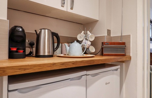 Bexhill-on-Sea Cabaña | LOWER DECK, romantic, country holiday cottage in Bexhill-On-Sea