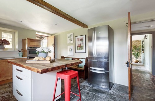 Sherborne Otro | Lower Farm - is situated in the small village of Over Compton