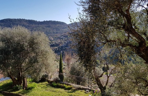 Le Bar-sur-Loup Apartamento | Lower Garden Apartment with ***Large Heated Pool***