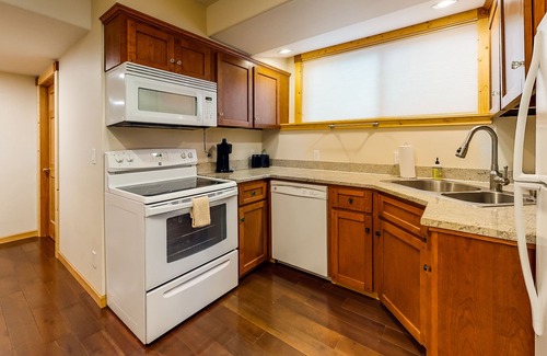 Oak Grove Casa | Lower-level dwelling in a riverfront home w/ shared dock & scenic views