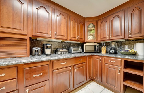 Coraopolis Casa | Lower-Level Pittsburgh Retreat: Hot Tub + Grill!