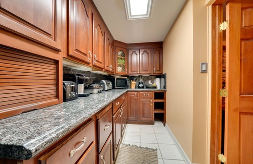 Coraopolis Casa | Lower-Level Pittsburgh Retreat: Hot Tub + Grill!