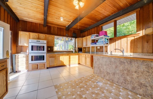 Coraopolis Casa | Lower-Level Pittsburgh Retreat: Hot Tub + Grill!