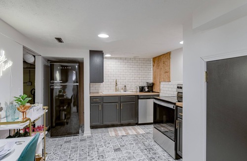 Bethany Apartamento | Lower Level Unit - Board Games - Charming Porch
