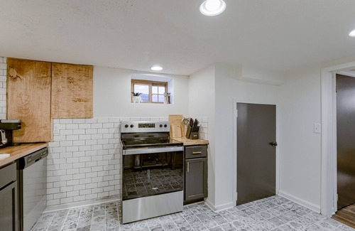 Bethany Apartamento | Lower Level Unit - Board Games - Charming Porch