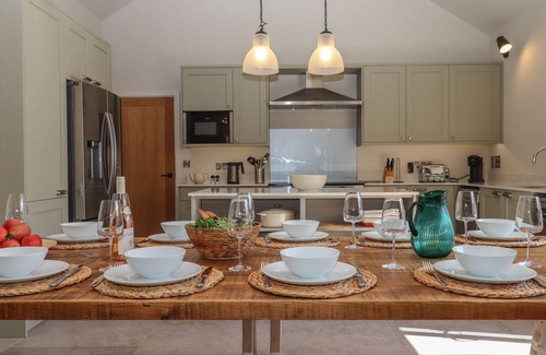 Clyst St Mary Cabaña | LOWER MARSH BARNS, pet friendly, character holiday cottage in Whimple