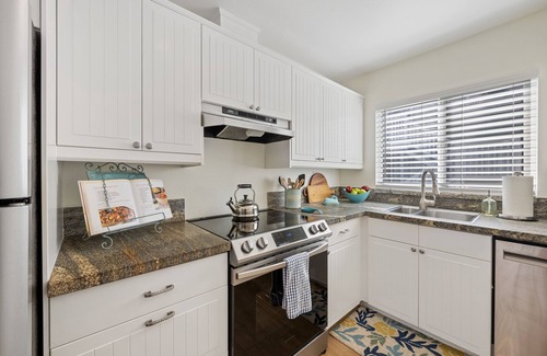Dana Point Condominio | LOWER Unit at Niguel Beach Terrace, Dana Point! Close to Pool view