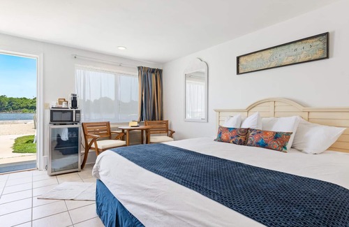 Sherwood Hotel | Lowes Wharf Marina Inn