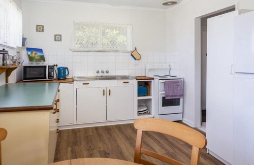 Bongaree Casa | Lowset, pet friendly cottage - Sunset Ave, Bongaree