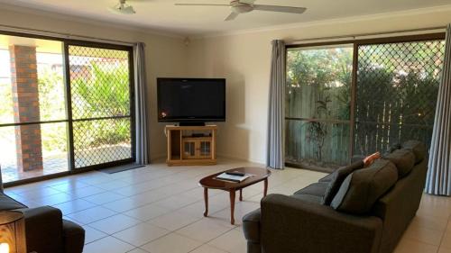 Bongaree Casa | Lowset pet friendly home, with room for a boat, Palm Ave, Bongaree