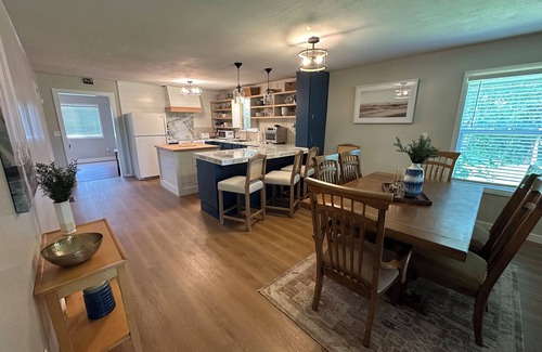 Grove Casa | LPC 6 - Lake View Bungalow, sleeps 8, Boat parking, near boat ramp & pickleball.