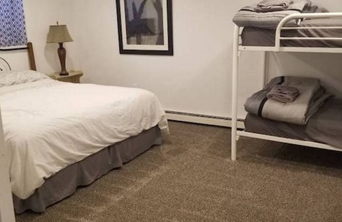 Layton Casa | LRG Pet Friendly 2BD/2BA Sleeps 6 with Waffles
