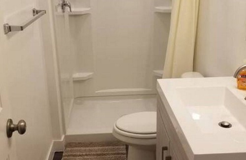 Layton Casa | LRG Pet Friendly Queen Bed W/Private TV & Waffles
