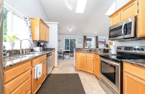 West Lake Stevens Casa | LS2: DESIRED VILLA: single level rambler w hot tub