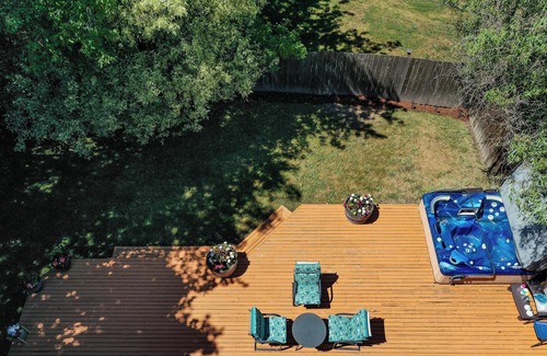 West Lake Stevens Casa | LS2: DESIRED VILLA: single level rambler w hot tub
