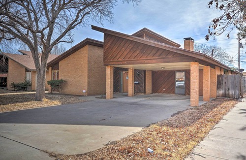 Heart of Lubbock Apartamento | Lubbock Townhome w/ Grill Near TTU & Downtown!