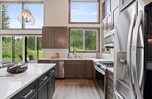 Priest River Casa | Luby Lodge - Modern Luxury Home with a Hot Tub