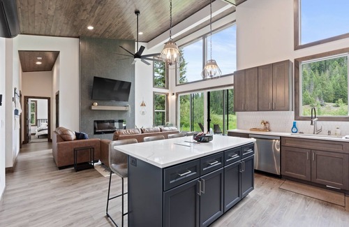 Priest River Casa | Luby Lodge - Modern Luxury Home with a Hot Tub