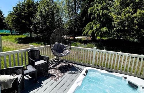 Allerthorpe Casa | Lucas Lodge with Hot Tub